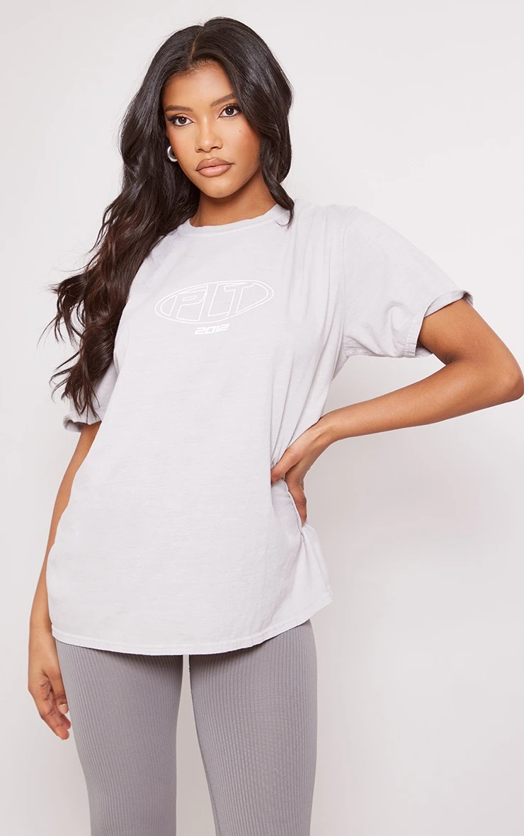 PRETTYLITTLETHING Stone Washed Badge Print T Shirt - Image 3